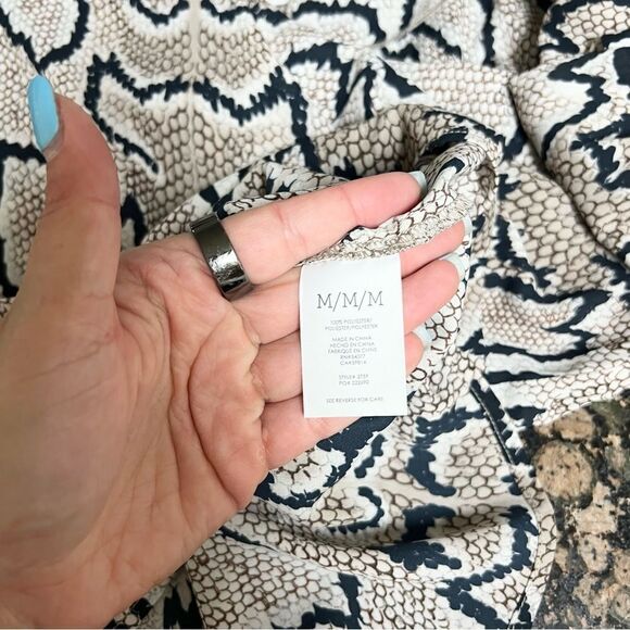 Cabi Beige Black SnakeSkin Print Long Sleeve V Neck Blouse Size M - Picture 8 of 8